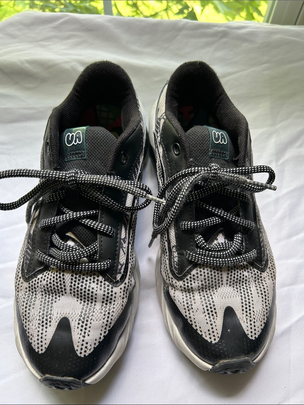 Boys size 5 Under Armour Black and Gray Athletic Sneakers with Patterned Insole
